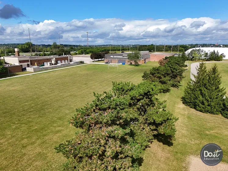Centennial Collegiate (Guelph) Sportplatz (4)