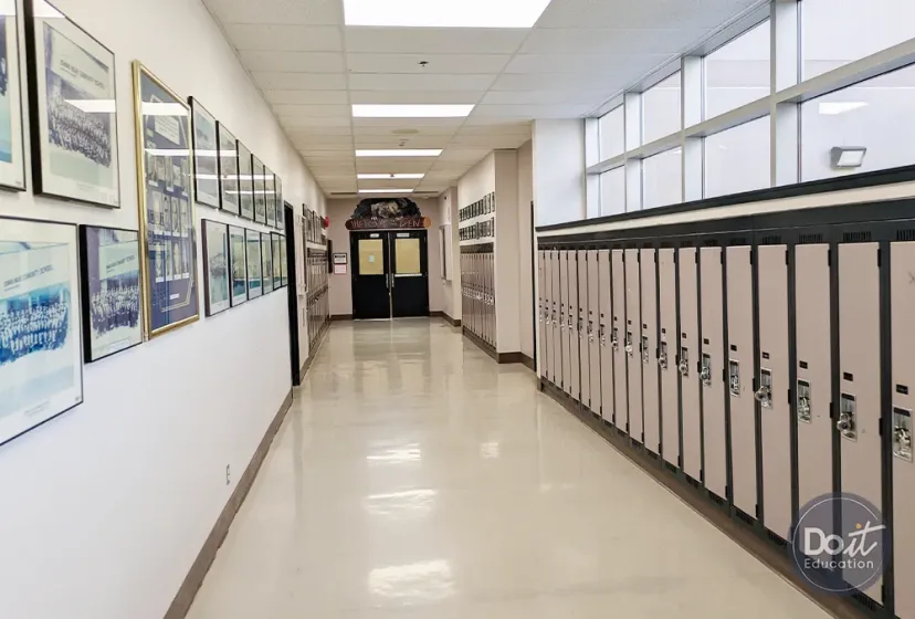 Edward Milne HS Flur 2