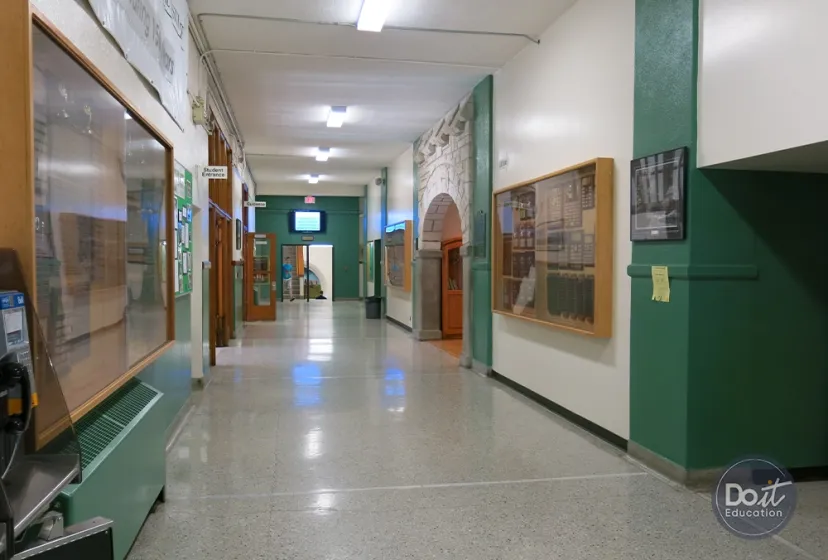 Guelph Collegiate Institute Schulgang 4