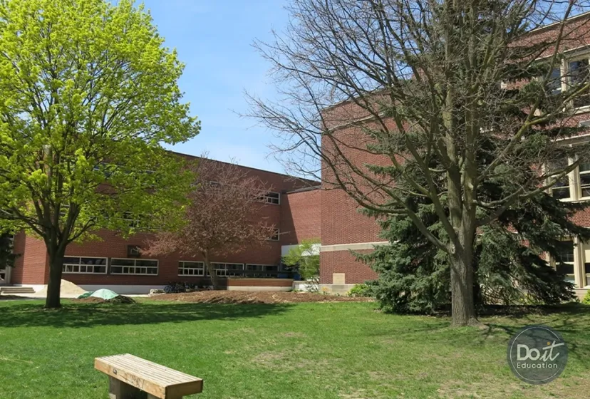 Guelph Collegiate Institute Schulhof v2