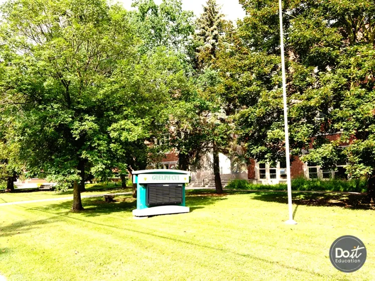 Guelph Collegiate Vocational Institute (GCVI) Außenberich (1)