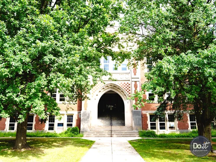 Guelph Collegiate Vocational Institute (GCVI) Eingang  (1)