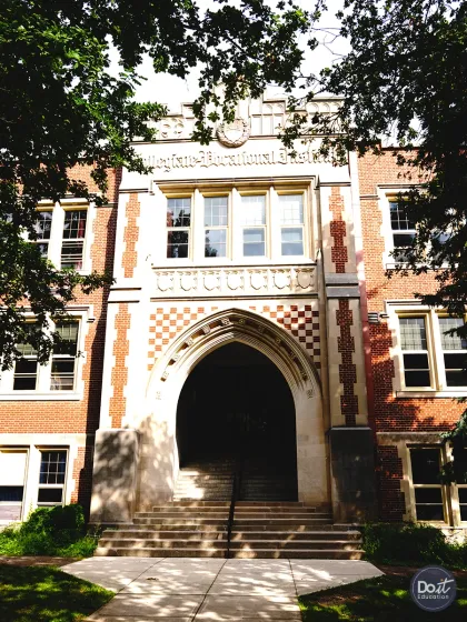 Guelph Collegiate Vocational Institute (GCVI) Eingang  (2)