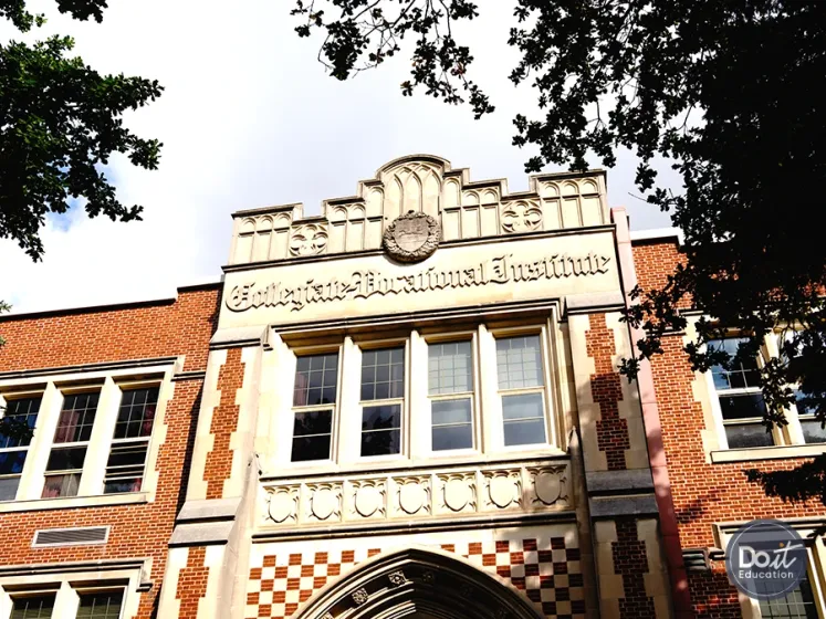 Guelph Collegiate Vocational Institute (GCVI) Eingang  (5)