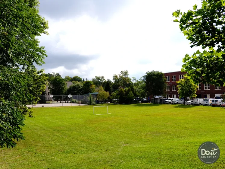 Guelph Collegiate Vocational Institute (GCVI) Sportplatz (1)