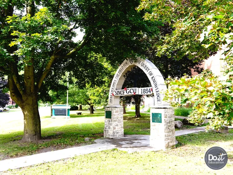 Guelph Collegiate Vocational Institute (GCVI) Torbogen (2)