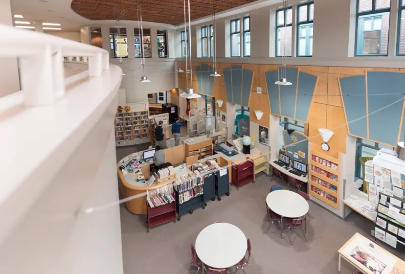 H.J. Cambie Secondary School Buecherei