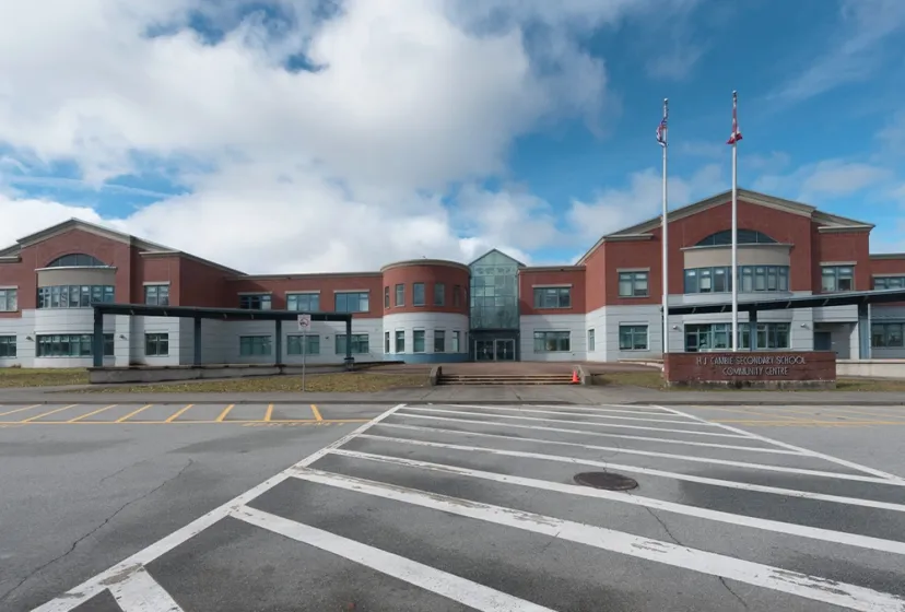 H.J. Cambie Secondary School Gebaeude