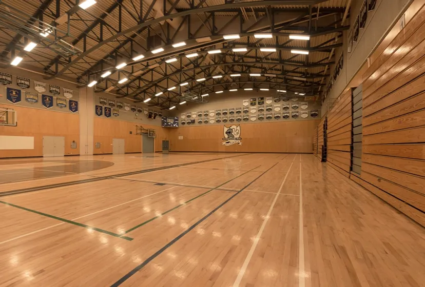 H.J. Cambie Secondary School Sporthalle