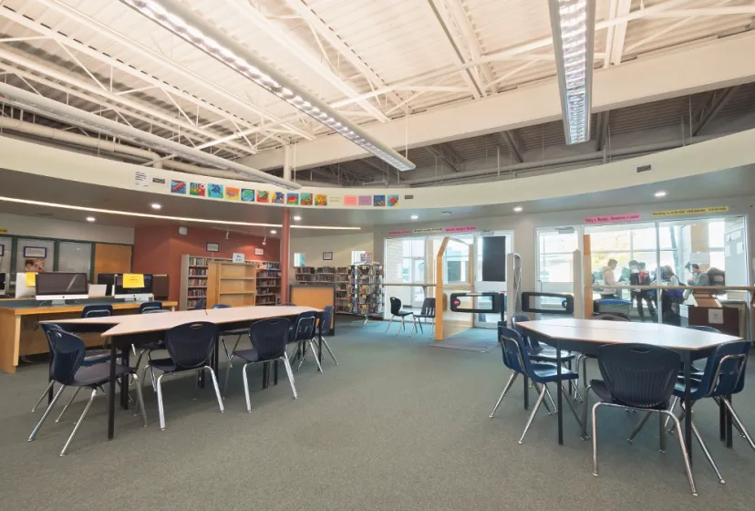 J.N. Burnett Secondary School Bibliothek