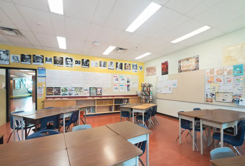 J.N. Burnett Secondary School Klassenraeume