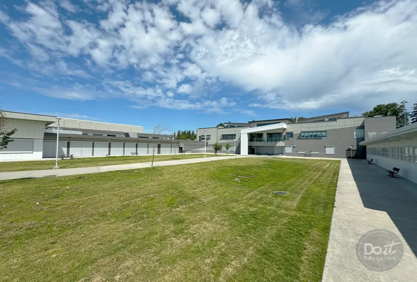 Langley Secondary HS Schulgebaeude 2
