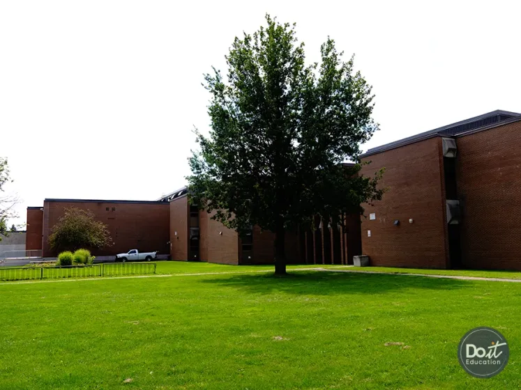 Montcalm Secondary School Außenansicht (4)