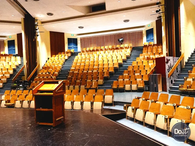 Montcalm Secondary School Bühne (1)