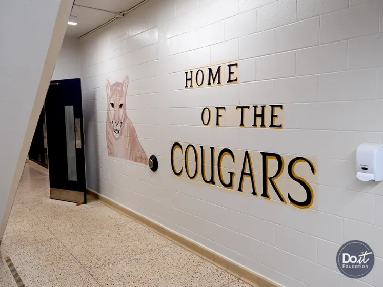 Montcalm Secondary School Flur (1)