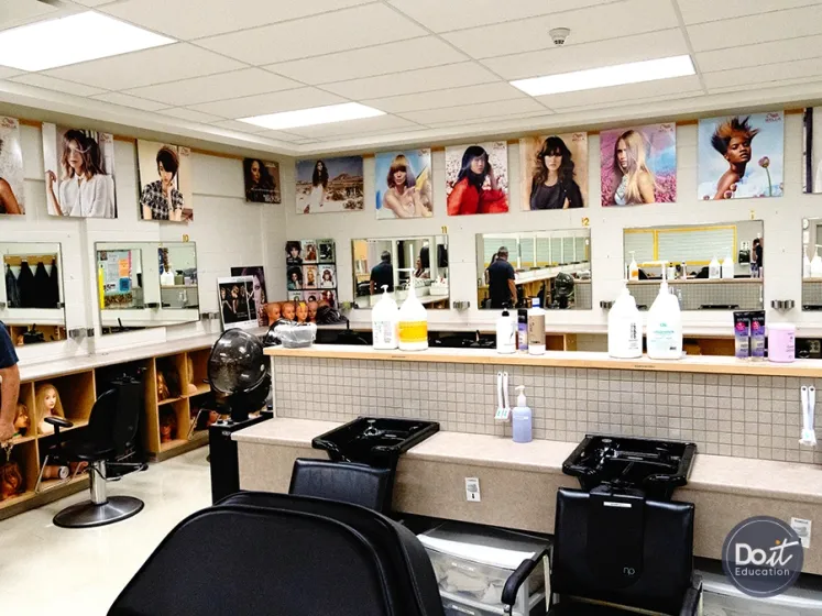 Montcalm Secondary School Friseur (1)