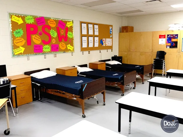 Montcalm Secondary School Krankenzimmer (1)