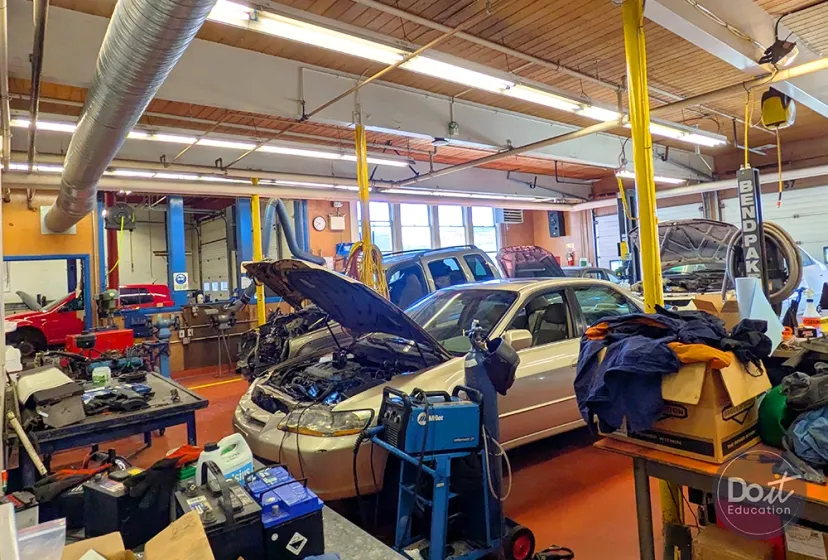 Nanaimo District Secondary HS Autowerkstatt