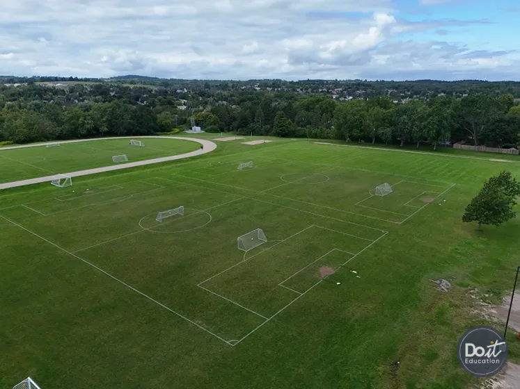 Orangeville District Secondary Sportplatz (1)