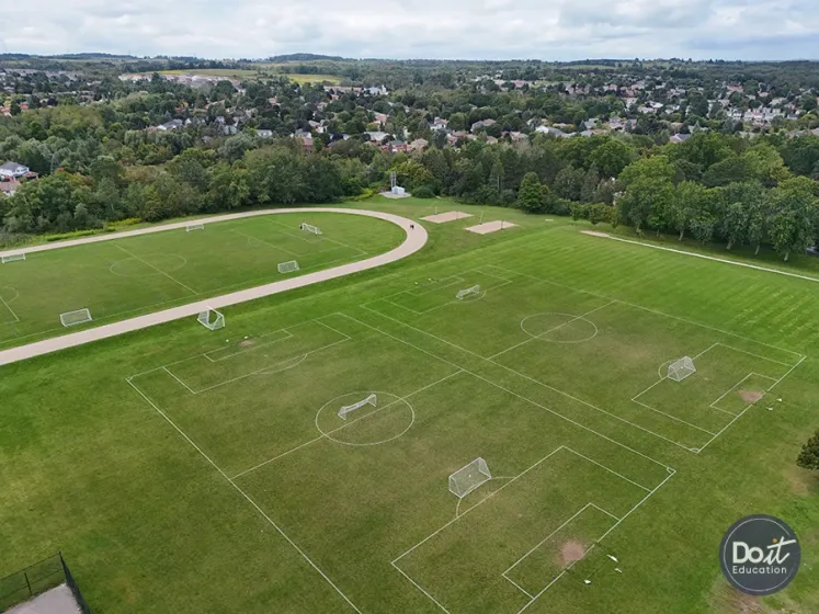 Orangeville District Secondary Sportplatz (2)