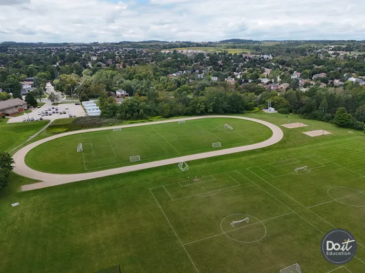Orangeville District Secondary Sportplatz (3)