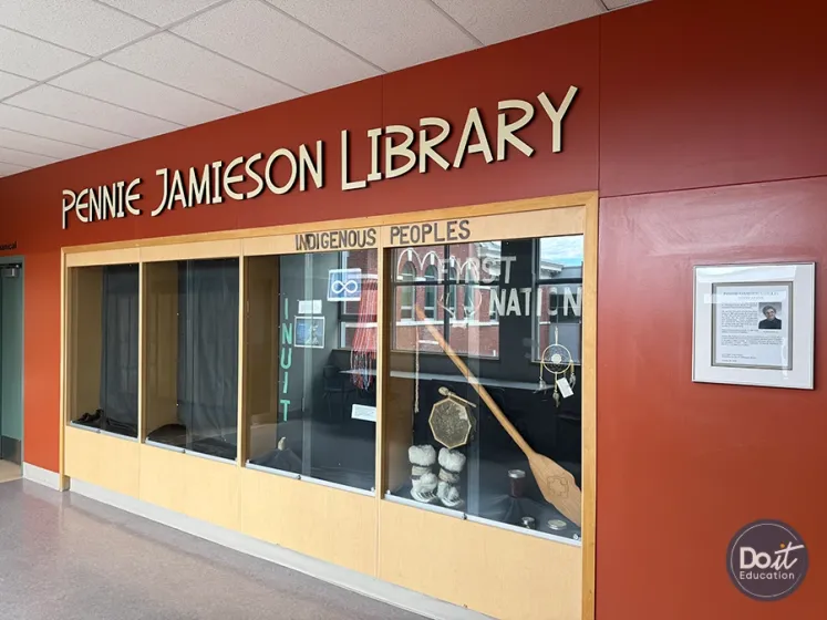 Penticton Secondary Bibliothek (2)