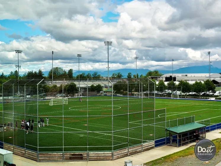 Re Mountain Secondary Sportplatz 1