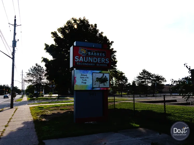 Saunders Secondary School Schild (1)