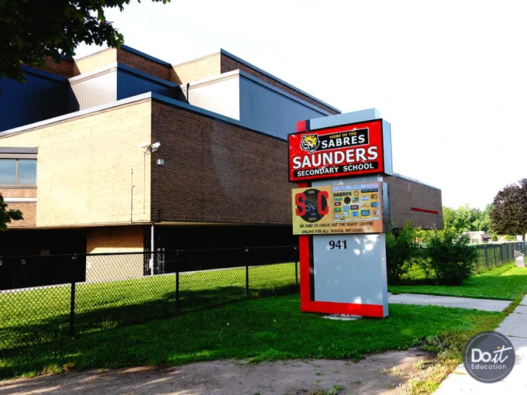Saunders Secondary School Schild (3)