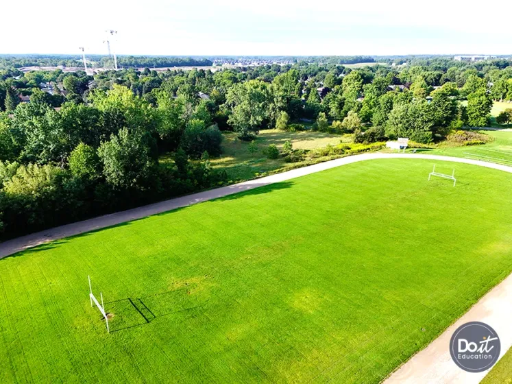 Saunders Secondary School Sportplatz (1)