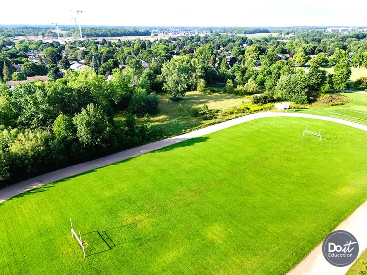 Saunders Secondary School Sportplatz (2)