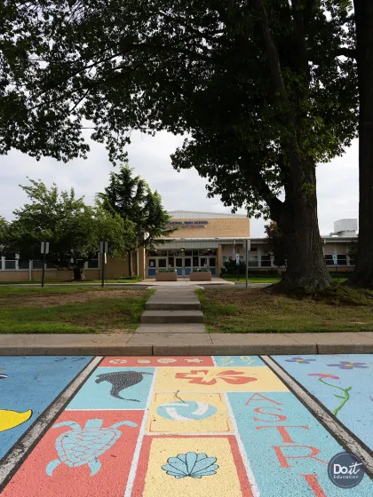 Shore Regional High School Schulhof