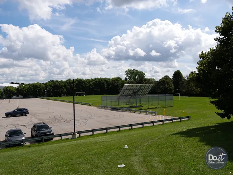 Sir Frederick Banting Secondary School Außenbereich (1)