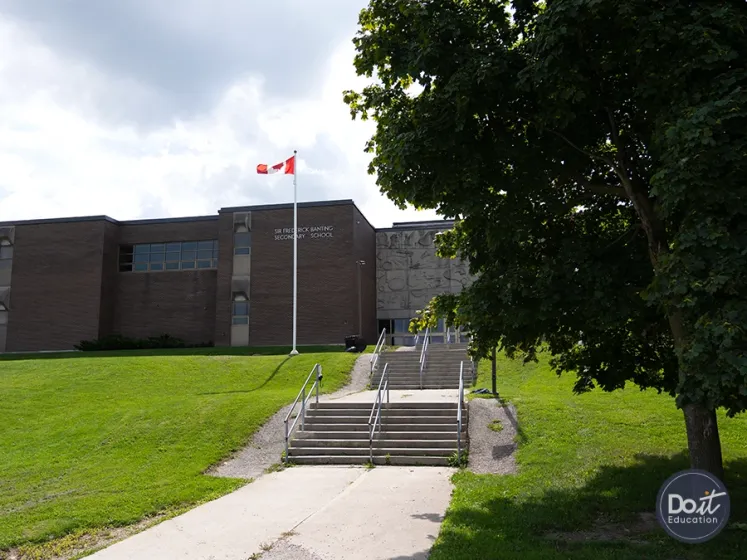 Sir Frederick Banting Secondary School Außenbereich (4)
