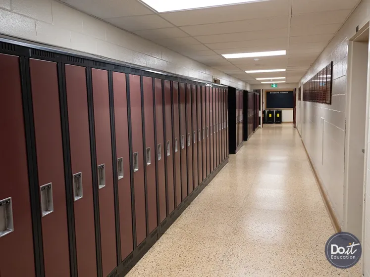 Sir Frederick Banting Secondary School Flur (10)