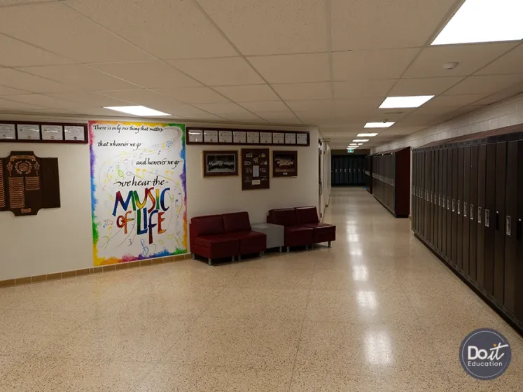 Sir Frederick Banting Secondary School Flur (12)