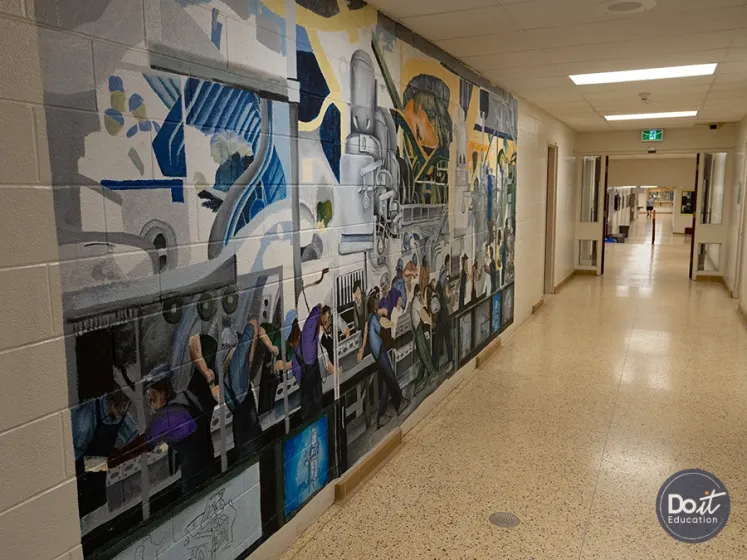 Sir Frederick Banting Secondary School Flur (14)