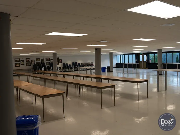Sir Frederick Banting Secondary School Flur (16)