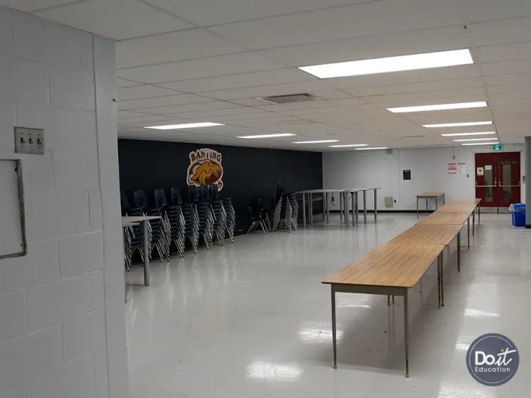 Sir Frederick Banting Secondary School Flur (18)