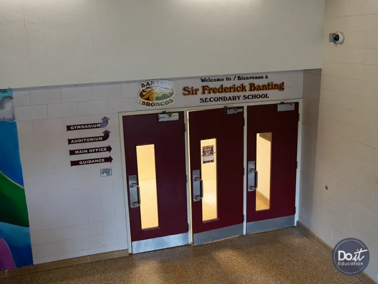 Sir Frederick Banting Secondary School Flur (20)