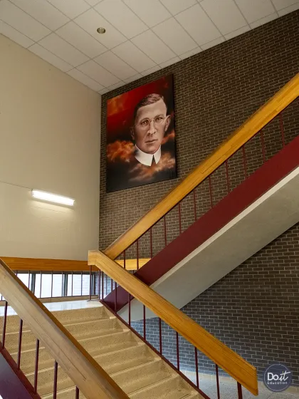 Sir Frederick Banting Secondary School Flur (21)