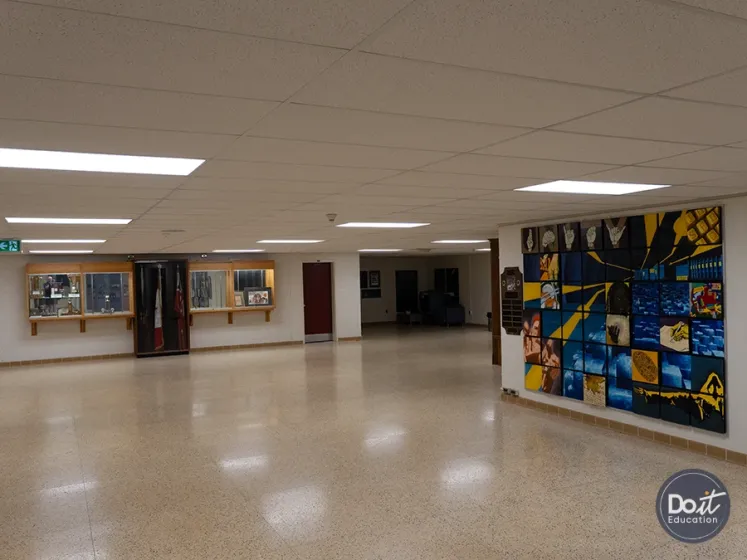 Sir Frederick Banting Secondary School Flur (2)