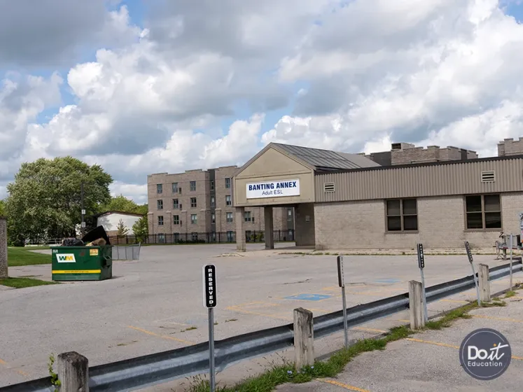 Sir Frederick Banting Secondary School Gebäude (2)