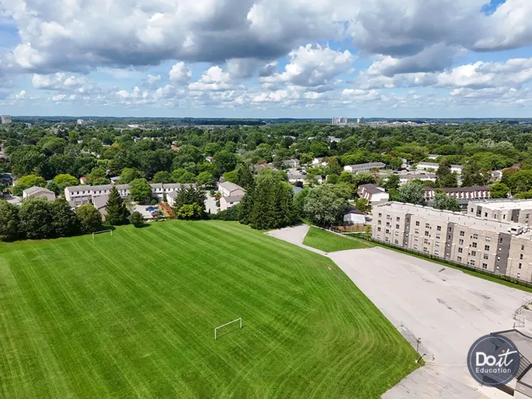 Sir Frederick Banting Secondary School Sportplatz (3)