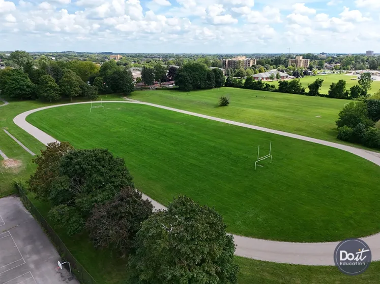 Sir Frederick Banting Secondary School Sportplatz (4)