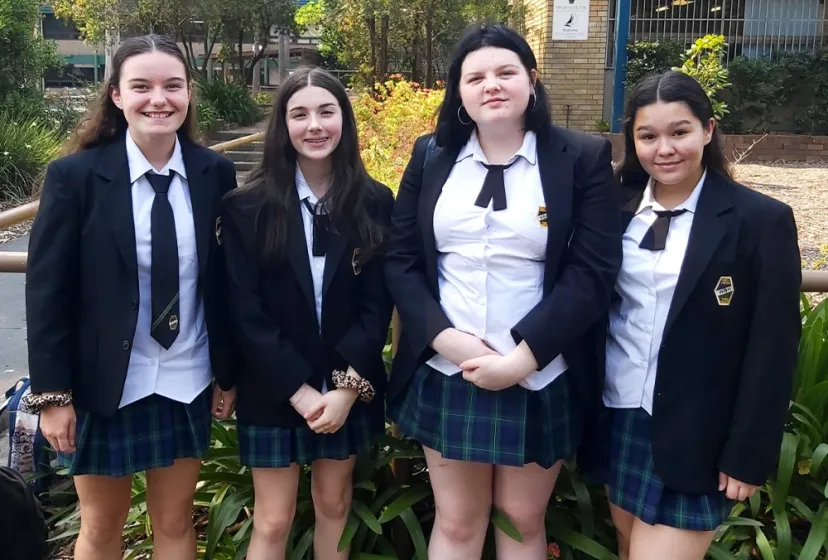 Warners Bay HS Schuelerinnen