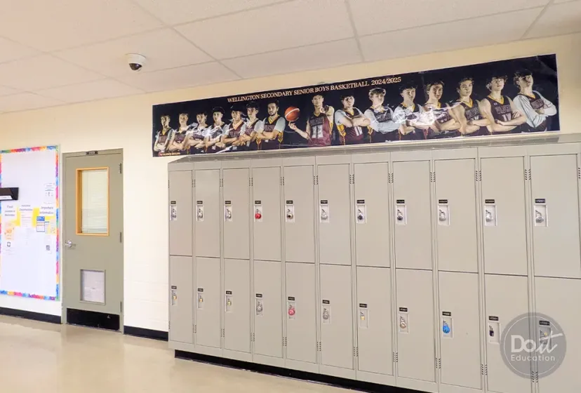 Wellington HS Flur 2